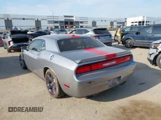 2014 Dodge Challenger SXT z VIN 2C3CDYAG3EH141115, wystawiony jako IAAI lot #43092764 z przebiegiem 74 131 mil mil oraz . Historia ofert i sprzedaży dostępna na DreamBid. Obrazek 3.