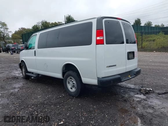 ✅ 2020 Chevrolet Express Passenger • VIN: 1GAWGEFP0L1259618 • Lot: 43414883. Wystawiony na IAAI z przebiegiem 12 061 mil. Bezpłatny archiwum sprzedaży aukcyjnych z USA i szczegółowy raport historii pojazdu na DreamBid. Zdjęcie 3.