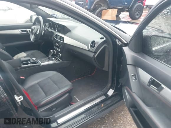 ✅ 2013 Mercedes-Benz C 300 Sport • VIN: WDDGF8AB3DG073703 • Lot: 41551296. Wystawiony na IAAI z przebiegiem 123 912 mil. Bezpłatny archiwum sprzedaży aukcyjnych z USA i szczegółowy raport historii pojazdu na DreamBid. Zdjęcie 5.