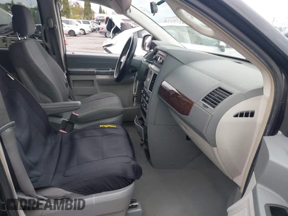 ✅ 2010 Chrysler Town & Country LX • VIN: 2A4RR2D18AR448743 • Lot: 42054602. Wystawiony na IAAI z przebiegiem 191 196 mil. Bezpłatny archiwum sprzedaży aukcyjnych z USA i szczegółowy raport historii pojazdu na DreamBid. Zdjęcie 5.