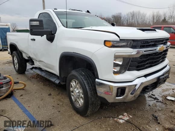 ✅ 2024 Chevrolet Silverado 2500HD • VIN: 1GC3YNEY6RF101989 • Lot: 85584854. Wystawiony na Copart z przebiegiem Nie podano. Bezpłatny archiwum sprzedaży aukcyjnych z USA i szczegółowy raport historii pojazdu na DreamBid. Zdjęcie 4.