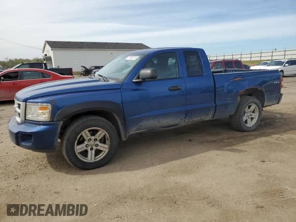 2010 Dodge Dakota Bighorn/Lonestar z VIN 1D7CW3BK2AS244711, wystawiony jako Copart lot #73563974 z przebiegiem 178 979 mil mil oraz Czysty tytuł • Clean title. Historia ofert i sprzedaży dostępna na DreamBid. Obrazek 1.