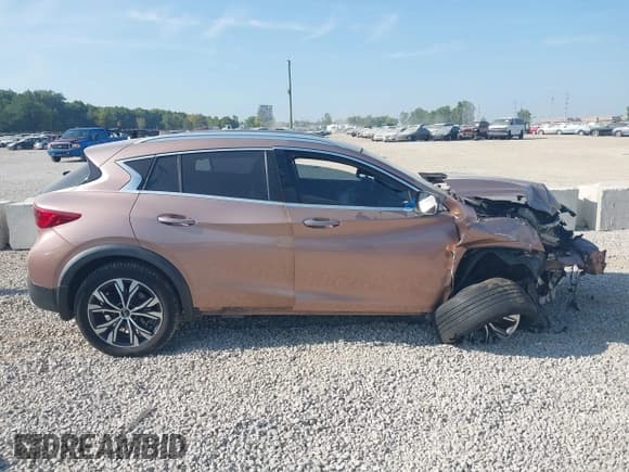 ✅ 2018 Infiniti QX30 Luxury • VIN: SJKCH5CR6JA042582 • Lot: 42963307. Listed on IAAI with 70,961 mi. Free auction sales archive from the USA and detailed vehicle history report at DreamBid. Image 14.