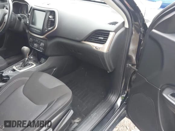 ✅ 2015 Jeep Cherokee Latitude • VIN: 1C4PJMCS3FW668154 • Lot: 43716947. Wystawiony na IAAI z przebiegiem 330 972 mil. Bezpłatny archiwum sprzedaży aukcyjnych z USA i szczegółowy raport historii pojazdu na DreamBid. Zdjęcie 5.