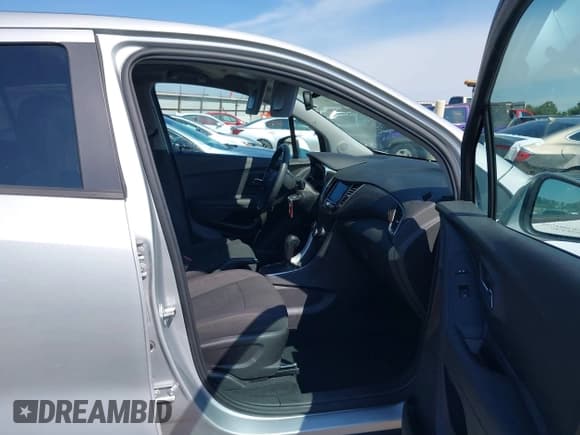 ✅ 2020 Chevrolet Trax LS • VIN: 3GNCJKSB2LL223501 • Lot: 43153286. Listed on IAAI with 60,706 mi. Free auction sales archive from the USA and detailed vehicle history report at DreamBid. Image 5.