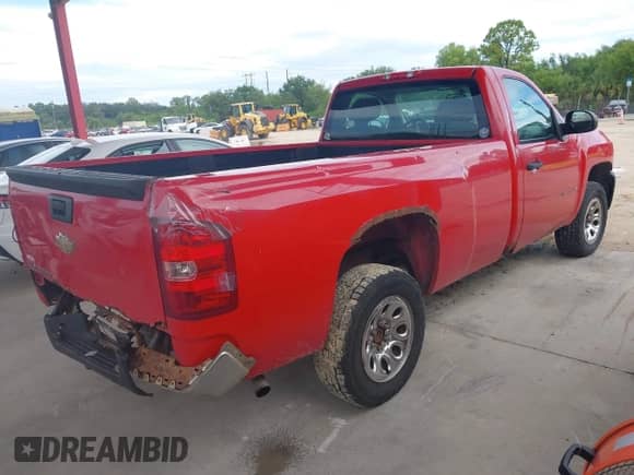 2008 Chevrolet Silverado 1500 Work Truck z VIN 1GCEC14XX8Z192206, wystawiony jako IAAI lot #43172347 z przebiegiem 202 186 mil mil oraz . Historia ofert i sprzedaży dostępna na DreamBid. Obrazek 4.