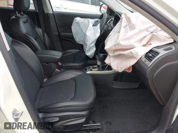 ✅ 2018 Jeep Compass Latitude • VIN: 3C4NJCBB6JT286573 • Lot: 42302783. Wystawiony na IAAI z przebiegiem 30 124 mil. Bezpłatny archiwum sprzedaży aukcyjnych z USA i szczegółowy raport historii pojazdu na DreamBid. Zdjęcie 5.