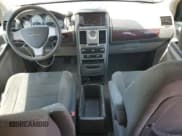 ✅ 2010 Chrysler Town & Country LX • VIN: 2A4RR2D17AR334118 • Lot: 65008425. Wystawiony na Copart z przebiegiem 227 352 mil. Bezpłatny archiwum sprzedaży aukcyjnych z USA i szczegółowy raport historii pojazdu na DreamBid. Zdjęcie 8.