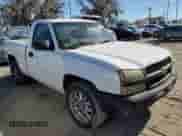 2004 Chevrolet Silverado 1500 Work Truck z VIN 1GCEK14V84Z189042, wystawiony jako Copart lot #81054544 z przebiegiem 149 878 mil mil oraz Szkoda całkowita • Salvage title. Historia ofert i sprzedaży dostępna na DreamBid. Obrazek 4.