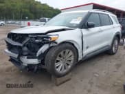 ✅ 2022 Ford Explorer King Ranch • VIN: 1FM5K8LC3NGB13097 • Lot: 43332749. Wystawiony na IAAI z przebiegiem 46 044 mil. Bezpłatny archiwum sprzedaży aukcyjnych z USA i szczegółowy raport historii pojazdu na DreamBid. Zdjęcie 18.