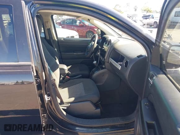 ✅ 2016 Jeep Compass Sport • VIN: 1C4NJCBAXGD651763 • Lot: 43432780. Wystawiony na IAAI z przebiegiem 103 978 mil. Bezpłatny archiwum sprzedaży aukcyjnych z USA i szczegółowy raport historii pojazdu na DreamBid. Zdjęcie 5.