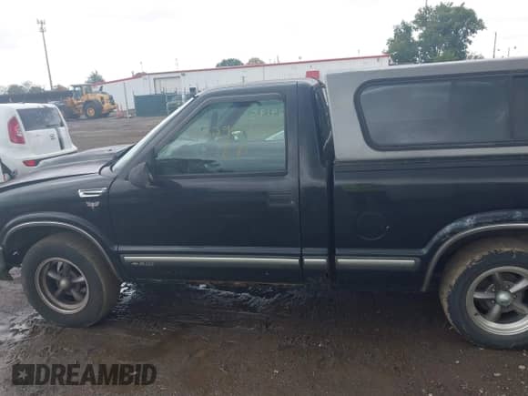 2002 Chevrolet S-10 z VIN 1GCCS14W528163937, wystawiony jako IAAI lot #43290434 z przebiegiem 166 811 mil mil oraz . Historia ofert i sprzedaży dostępna na DreamBid. Obrazek 14.