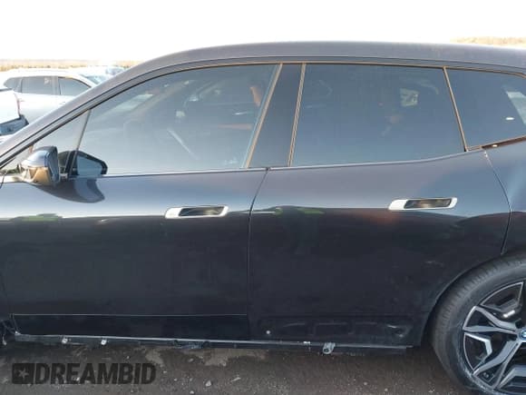 ✅ 2023 BMW iX M60 • VIN: WB533CF05PCM19091 • Lot: 41223322. Wystawiony na IAAI z przebiegiem 15 916 mil. Bezpłatny archiwum sprzedaży aukcyjnych z USA i szczegółowy raport historii pojazdu na DreamBid. Zdjęcie 15.