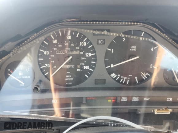 ✅ 1987 BMW 3 Series • VIN: WBAAC510002807904 • Lot: 64686005. Wystawiony na Copart z przebiegiem 63 177 mil. Bezpłatny archiwum sprzedaży aukcyjnych z USA i szczegółowy raport historii pojazdu na DreamBid. Zdjęcie 9.