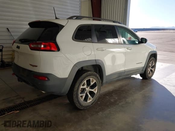 ✅ 2017 Jeep Cherokee Trailhawk L Plus • VIN: 1C4PJMBS6HW615579 • Lot: 43556511. Wystawiony na IAAI z przebiegiem 118 068 mil. Bezpłatny archiwum sprzedaży aukcyjnych z USA i szczegółowy raport historii pojazdu na DreamBid. Zdjęcie 4.