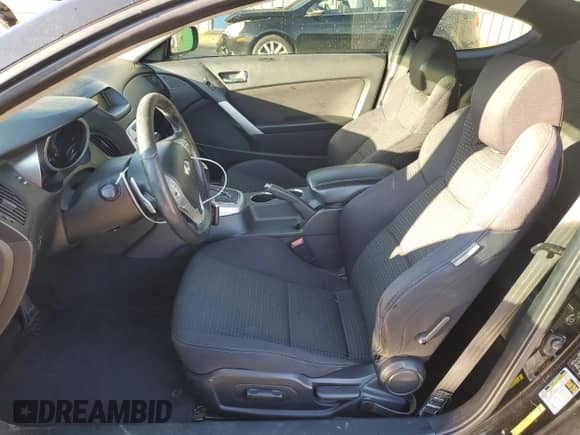 2010 Hyundai Genesis Coupe Premium с VIN KMHHT6KD0AU027573, выставлен на аукционе Copart как лот 84277434 с пробегом 189 341 миль миль и Списание • Salvage title. История ставок и продаж доступна на DreamBid. Изображение 7.