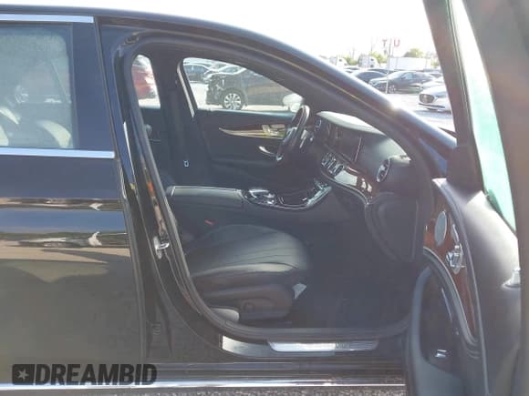 ✅ 2017 Mercedes-Benz E 300 Luxury • VIN: WDDZF4JB5HA078007 • Lot: 43086028. Wystawiony na IAAI z przebiegiem Nie podano. Bezpłatny archiwum sprzedaży aukcyjnych z USA i szczegółowy raport historii pojazdu na DreamBid. Zdjęcie 5.