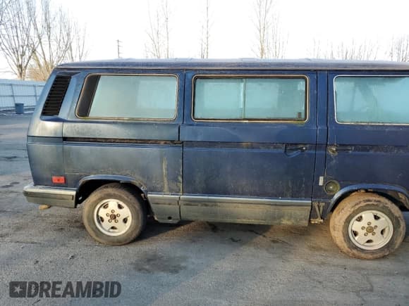 ✅ 1988 Volkswagen Vanagon • VIN: WV2YB0258JH043270 • Lot: 44465415. Wystawiony na Copart z przebiegiem Nie podano. Bezpłatny archiwum sprzedaży aukcyjnych z USA i szczegółowy raport historii pojazdu na DreamBid. Zdjęcie 10.