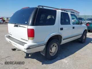1997 Chevrolet Blazer LS z VIN 1GNDT13W8V2135390, wystawiony jako IAAI lot #43400178 z przebiegiem 130 869 mil mil oraz . Historia ofert i sprzedaży dostępna na DreamBid. Obrazek 4.