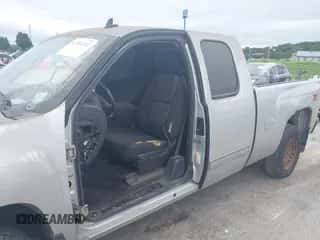 2010 Chevrolet Silverado 1500 LT z VIN 1GCSKSE38AZ290910, wystawiony jako IAAI lot #42894342 z przebiegiem 138 672 mil mil oraz . Historia ofert i sprzedaży dostępna na DreamBid. Obrazek 6.