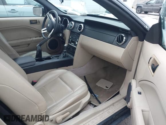 ✅ 2005 Ford Mustang Deluxe • VIN: 1ZVFT84N755258609 • Lot: 43849959. Listed on IAAI with 131,311 mi. Free auction sales archive from the USA and detailed vehicle history report at DreamBid. Image 5.