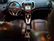 2013 Chevrolet Sonic RS z VIN 1G1JG6SB3D4218166, wystawiony jako Copart lot #65519165 z przebiegiem 102 166 mil mil oraz Nie do naprawy • Non repairable. Historia ofert i sprzedaży dostępna na DreamBid. Obrazek 8.