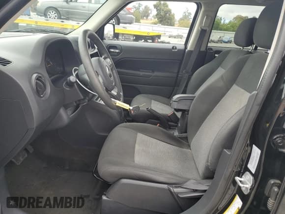 ✅ 2015 Jeep Patriot Altitude • VIN: 1C4NJRBB9FD357572 • Lot: 68550845. Wystawiony na Copart z przebiegiem 95 304 mil. Bezpłatny archiwum sprzedaży aukcyjnych z USA i szczegółowy raport historii pojazdu na DreamBid. Zdjęcie 7.