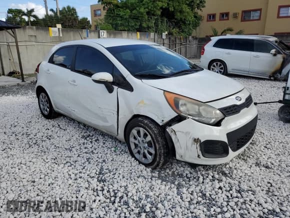 ✅ 2014 Kia Rio LX • VIN: KNADM5A36E6416518 • Lot: 89930625. Wystawiony na Copart z przebiegiem 94 924 mil. Bezpłatny archiwum sprzedaży aukcyjnych z USA i szczegółowy raport historii pojazdu na DreamBid. Zdjęcie 4.