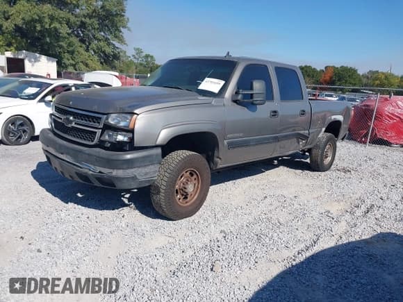 ✅ 2006 Chevrolet Silverado 2500HD Work Truck • VIN: 1GCHC23U06F122366 • Lot: 43701699. Wystawiony na IAAI z przebiegiem 330 993 mil. Bezpłatny archiwum sprzedaży aukcyjnych z USA i szczegółowy raport historii pojazdu na DreamBid. Zdjęcie 2.