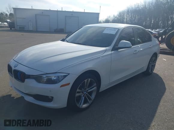✅ 2015 BMW 3 Series 320i xDrive • VIN: WBA3C3G55FNS75282 • Lot: 41336850. Wystawiony na IAAI z przebiegiem 120 856 mil. Bezpłatny archiwum sprzedaży aukcyjnych z USA i szczegółowy raport historii pojazdu na DreamBid. Zdjęcie 2.