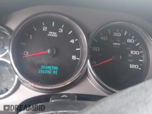 ✅ 2008 Chevrolet Silverado 2500HD 1LT • VIN: 1GCHK29698E151210 • Lot: 42301136. Wystawiony na IAAI z przebiegiem 281 091 mil. Bezpłatny archiwum sprzedaży aukcyjnych z USA i szczegółowy raport historii pojazdu na DreamBid. Zdjęcie 7.