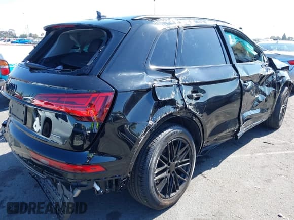 ✅ 2025 Audi Q5 Premium • VIN: WA1ABAFY2S2043371 • Lot: 43141732. Listed on IAAI with 5,700 mi. Free auction sales archive from the USA and detailed vehicle history report at DreamBid. Image 4.
