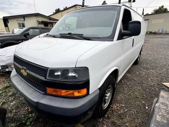✅ 2019 Chevrolet Express Cargo • VIN: 1GCWGAFP4K1285752 • Lot: 86191255. Wystawiony na Copart z przebiegiem Nie podano. Bezpłatny archiwum sprzedaży aukcyjnych z USA i szczegółowy raport historii pojazdu na DreamBid. Zdjęcie 2.