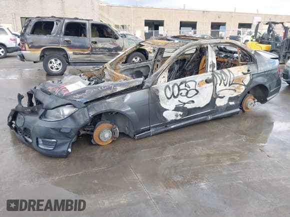 ✅ 2014 Mercedes-Benz C 250 Sport • VIN: WDDGF4HB2EA955318 • Lot: 41253375. Wystawiony na IAAI z przebiegiem Nie podano. Bezpłatny archiwum sprzedaży aukcyjnych z USA i szczegółowy raport historii pojazdu na DreamBid. Zdjęcie 2.