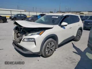 ✅ 2022 Nissan Rogue SV • VIN: 5N1BT3BA0NC670978 • Lot: 84942025. Wystawiony na Copart z przebiegiem 67 472 mil. Bezpłatny archiwum sprzedaży aukcyjnych z USA i szczegółowy raport historii pojazdu na DreamBid. Zdjęcie 1.