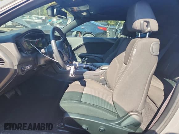 ✅ 2023 Dodge Challenger SXT • VIN: 2C3CDZAG5PH694003 • Lot: 82448565. Wystawiony na Copart z przebiegiem 10 004 mil. Bezpłatny archiwum sprzedaży aukcyjnych z USA i szczegółowy raport historii pojazdu na DreamBid. Zdjęcie 7.