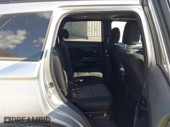 ✅ 2018 Mitsubishi Outlander SE • VIN: JA4AD3A38JZ020636 • Lot: 43501490. Listed on IAAI with 115,978 mi. Free auction sales archive from the USA and detailed vehicle history report at DreamBid. Image 8.