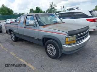 1993 Dodge Dakota z VIN 1B7GL23Y8PS117729, wystawiony jako IAAI lot #42268349 z przebiegiem 133 779 mil mil oraz . Historia ofert i sprzedaży dostępna na DreamBid. Obrazek 1.