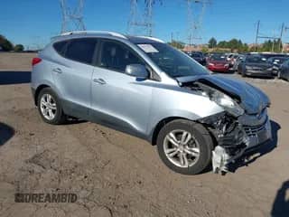 2013 Hyundai Tucson GLS z VIN KM8JUCAC9DU590390, wystawiony jako IAAI lot #43471567 z przebiegiem 151 443 mil mil oraz . Historia ofert i sprzedaży dostępna na DreamBid. Obrazek 1.