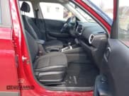 ✅ 2022 Hyundai Venue SEL • VIN: KMHRC8A39NU186851 • Lot: 41888011. Wystawiony na IAAI z przebiegiem 50 773 mil. Bezpłatny archiwum sprzedaży aukcyjnych z USA i szczegółowy raport historii pojazdu na DreamBid. Zdjęcie 5.