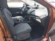 ✅ 2017 Ford Escape SE • VIN: 1FMCU9GD1HUD26131 • Lot: 42388099. Wystawiony na IAAI z przebiegiem 86 069 mil. Bezpłatny archiwum sprzedaży aukcyjnych z USA i szczegółowy raport historii pojazdu na DreamBid. Zdjęcie 5.