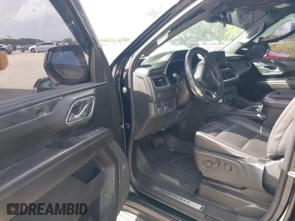 ✅ 2023 Chevrolet Tahoe RST • VIN: 1GNSCRKD2PR107150 • Lot: 39049156. Wystawiony na IAAI z przebiegiem 40 956 mil. Bezpłatny archiwum sprzedaży aukcyjnych z USA i szczegółowy raport historii pojazdu na DreamBid. Zdjęcie 5.