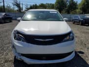 ✅ 2023 Chrysler Voyager LX • VIN: 2C4RC1CG2PR596015 • Lot: 70229155. Wystawiony na Copart z przebiegiem 54 570 mil. Bezpłatny archiwum sprzedaży aukcyjnych z USA i szczegółowy raport historii pojazdu na DreamBid. Zdjęcie 5.