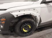 ✅ 2025 Hyundai Kona SEL • VIN: KM8HB3AB9SU319287 • Лот: 43632108. Опубликован ранее на IAAI с пробегом 9 863 миль. Бесплатный доступ к архиву аукционных продаж из США и подробный отчёт об истории автомобиля на DreamBid. Изображение 6.