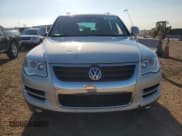 ✅ 2010 Volkswagen Touareg V6 • VIN: WVGFK7A97AD003039 • Lot: 68867865. Listed on Copart with 185,353 mi. Free auction sales archive from the USA and detailed vehicle history report at DreamBid. Image 5.