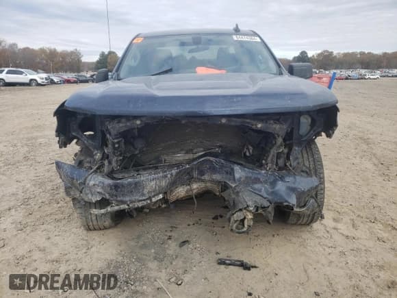 ✅ 2020 Chevrolet Silverado 1500 Custom • VIN: 1GCRWBEK1LZ225099 • Lot: 84474384. Wystawiony na Copart z przebiegiem 104 928 mil. Bezpłatny archiwum sprzedaży aukcyjnych z USA i szczegółowy raport historii pojazdu na DreamBid. Zdjęcie 5.