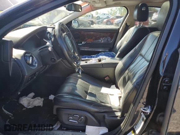 ✅ 2012 Jaguar XJ XJL • VIN: SAJWA2GB5CLV37851 • Lot: 81937725. Wystawiony na Copart z przebiegiem Nie podano. Bezpłatny archiwum sprzedaży aukcyjnych z USA i szczegółowy raport historii pojazdu na DreamBid. Zdjęcie 7.