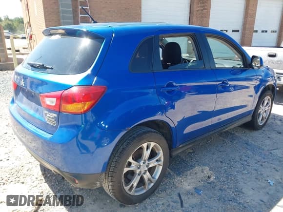 ✅ 2015 Mitsubishi Outlander ES • VIN: 4A4AP3AU9FE005334 • Lot: 43178064. Listed on IAAI with 141,825 mi. Free auction sales archive from the USA and detailed vehicle history report at DreamBid. Image 4.
