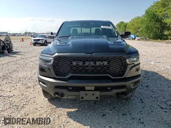 2025 Ram 1500 Rebel z VIN 1C6SRFLP0SN633704, wystawiony jako Copart lot #70535985 z przebiegiem 7 886 mil mil oraz Czysty tytuł • Clean title. Historia ofert i sprzedaży dostępna na DreamBid. Obrazek 13.