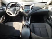 ✅ 2016 Hyundai Veloster • VIN: KMHTC6AD6GU264749 • Lot: 71607664. Wystawiony na Copart z przebiegiem 145 970 mil. Bezpłatny archiwum sprzedaży aukcyjnych z USA i szczegółowy raport historii pojazdu na DreamBid. Zdjęcie 8.